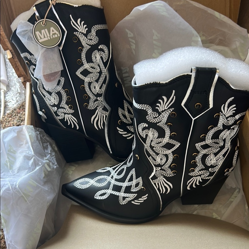 MIA Black Boots with White Embroidery